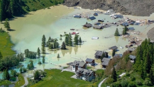 İsviçre'de eriyen buzul, köyü sular altında bıraktı