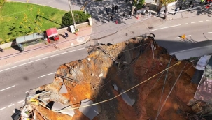 Sarıyer'de istinat duvarı yıkılınca yol çöktü
