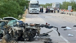 Balıkesir'de otomobil tıra çarptı: 4 ölü