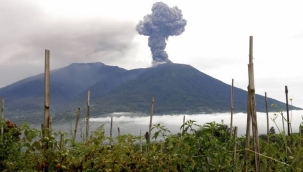 Endonezya'da Lewotobi Yanardağı patladı