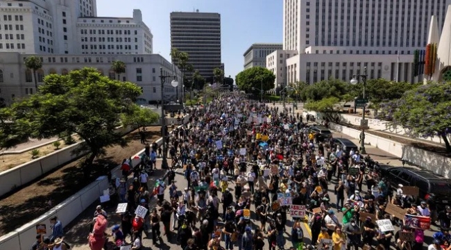 Los Angeles'ta sokağa çıkma yasağı ilan edildi