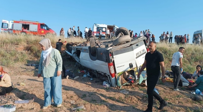 Konya'da işçi taşıyan minibüs devrildi: 15 yaralı