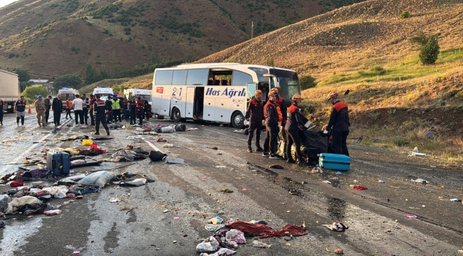 Sivas'ta yolcu otobüsü devrildi: 4 ölü, 33 yaralı