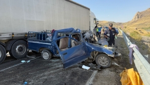 Hakkari'de kamyonetle TIR çarpıştı: 4 ölü, 2 yaralı