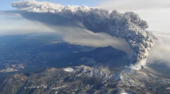 Japonya'da Şinmoe Yanardağı patladı