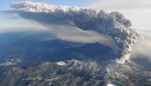Japonya'da Şinmoe Yanardağı patladı