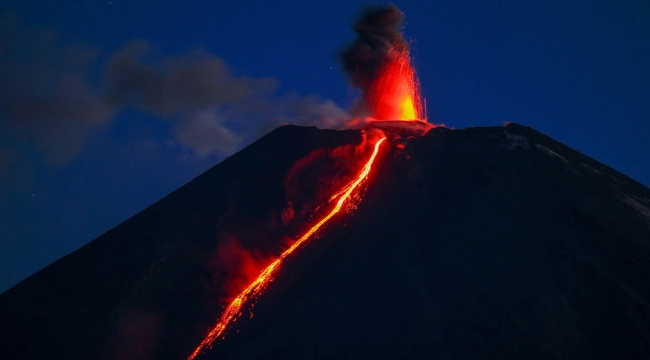 Kamçatka'da Krasheninnikov yanardağı patladı