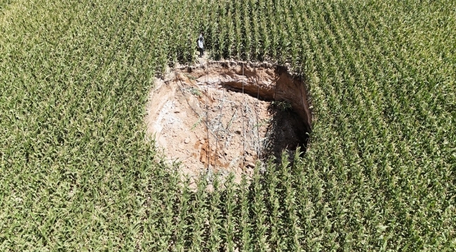 Karaman'da 15 metre çapında obruk oluştu