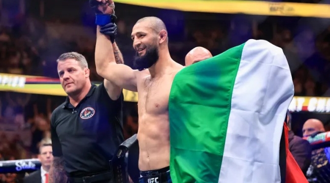 Khamzat Chimaev, UFC ortasıklet şampiyonu oldu