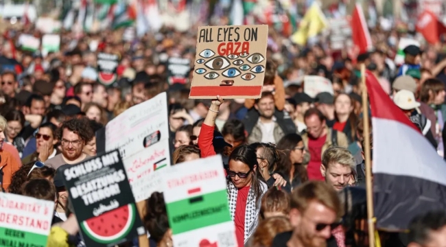 Berlin'de 100 bin kişilik Gazze protestosu