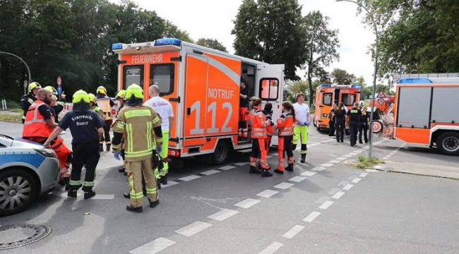 Berlin'de araç kalabalığın arasına daldı: 4 yaralı