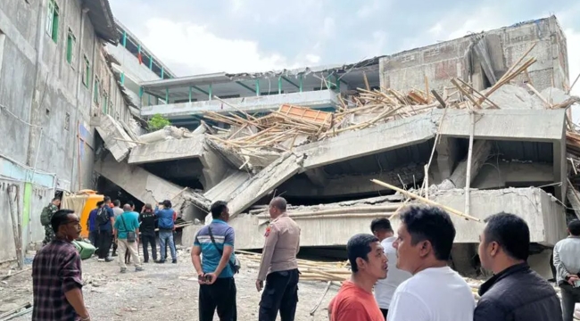 Endonezya'da okul binası çöktü: 3 ölü, 102 yaralı