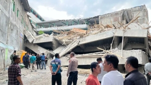 Endonezya'da okul binası çöktü: 3 ölü, 102 yaralı