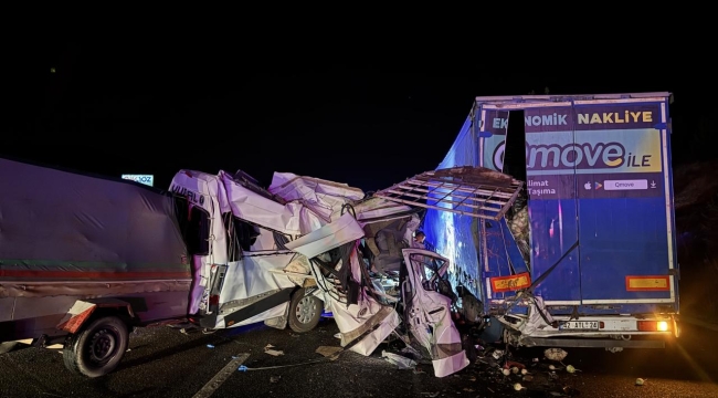 Mersin'de işçi servisi tıra çarptı: 3 ölü, 16 yaralı