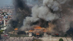 Nepal'de protestocular parlamento binasını yaktı