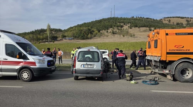 Amasya'da hafif ticari araçla TIR çarpıştı: 4 ölü