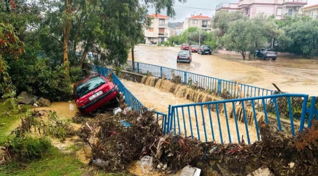 İzmir'de şiddetli yağış: Ev ve işyerlerini su bastı