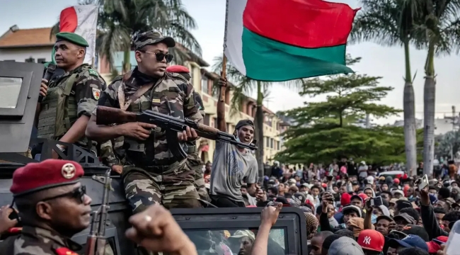 Madagaskar'da ordu yönetime el koydu