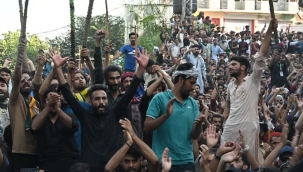 Pakistan'da anayasa protestosu: 9 can kaybı