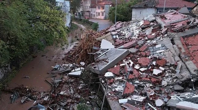 Sındırgı depremi: 4 bina yıkıldı, 26 kişi yaralandı