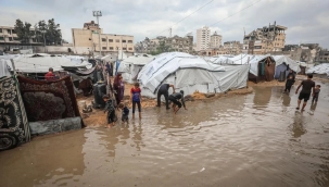Binlerce Gazzelinin sığındığı çadırları su bastı