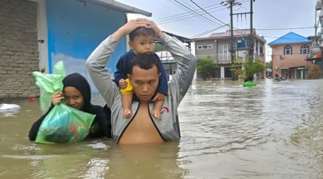 Endonezya'da şiddetli yağış: 303 can kaybı