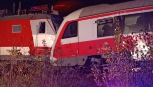 Slovakya'da iki yolcu treni çarpıştı: 30 yaralı