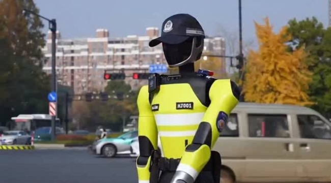 Çin'de trafikte robot polis dönemi başladı