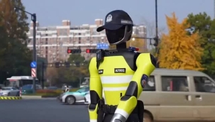 Çin'de trafikte robot polis dönemi başladı