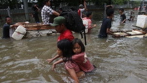 Endonezya'da sel: Can kaybı 900'ü geçti
