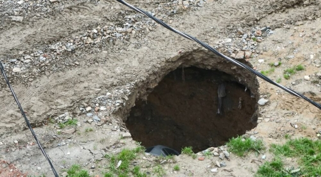 Esenyurt'ta boş arsada obruk oluştu