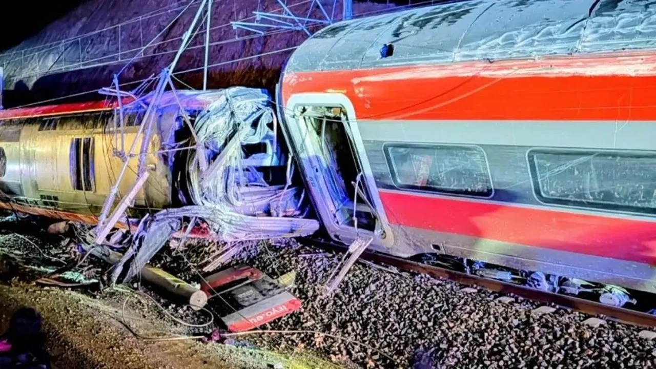 İspanya'da iki hızlı tren çarpıştı: En az 39 ölü