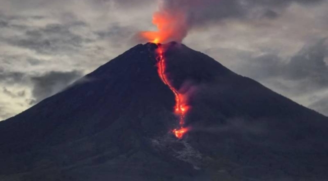 Endonezya'daki Semeru Yanardağı 5 kez patladı