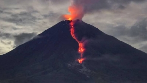 Endonezya'daki Semeru Yanardağı 5 kez patladı