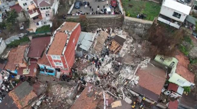 Fatih'te doğal gaz kaynaklı iki bina çöktü