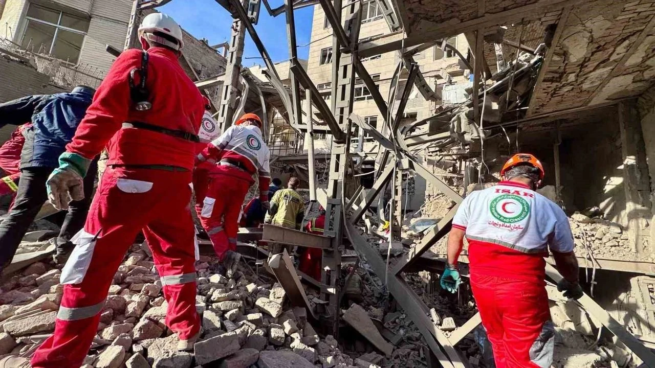 İran'da can kaybı 1.444'e yükseldi