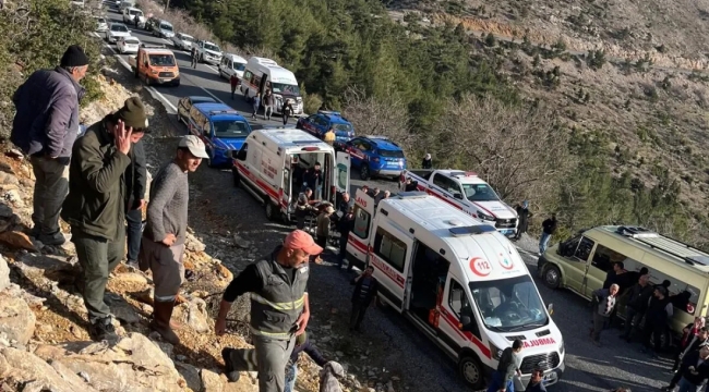 Mersin'de işçi servisi şarampole uçtu: 3 can kaybı