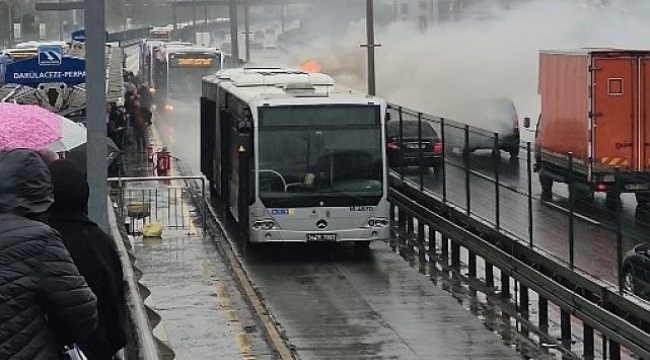 Şişli'de seyir halindeki metrobüste yangın