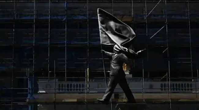 Banksy, Londra'nın göbeğine heykel dikti