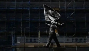 Banksy, Londra'nın göbeğine heykel dikti